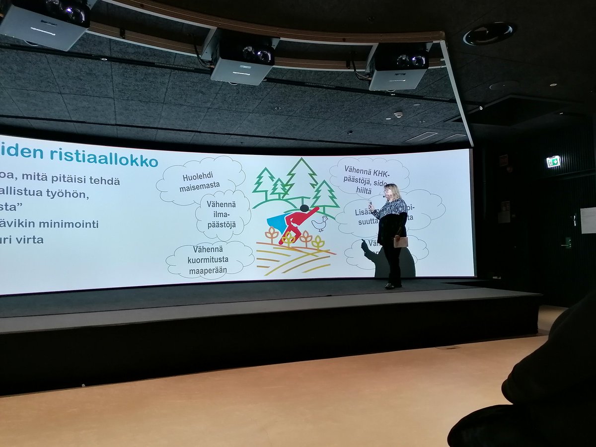 #Saaristomeri tila ja tulevaisuus seminaarissa <a href="/AiriKulmala/">Airi Kulmala</a> toi hyvin esille, miten monia haasteita on ratkaistava saman aikaisesti. Siksi meidän on tunnistettava ilmastonmuutoksen, luontokadon ja Saaristomeren päästöjen väliset ristiinkytkennät vielä paremmin <a href="/yministerio/">Ympäristöministeriö</a>