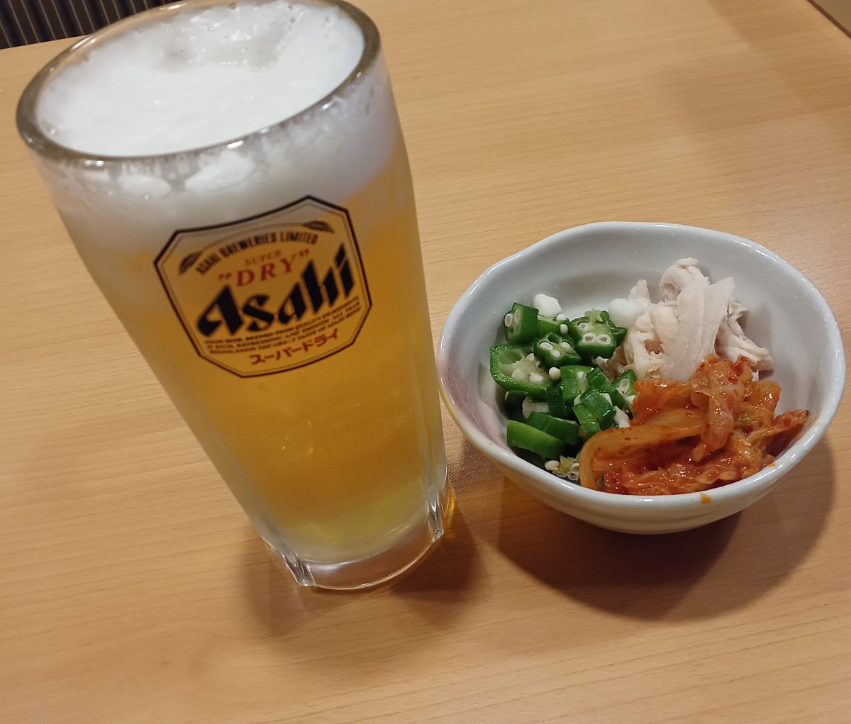 今日は久しぶりのガスト飲み🍺
ワインが値上がり&amp;デキャンタがなくなって足が遠のいてたけど、今週はアルコール全て半額クーポンがあるのだ‼️