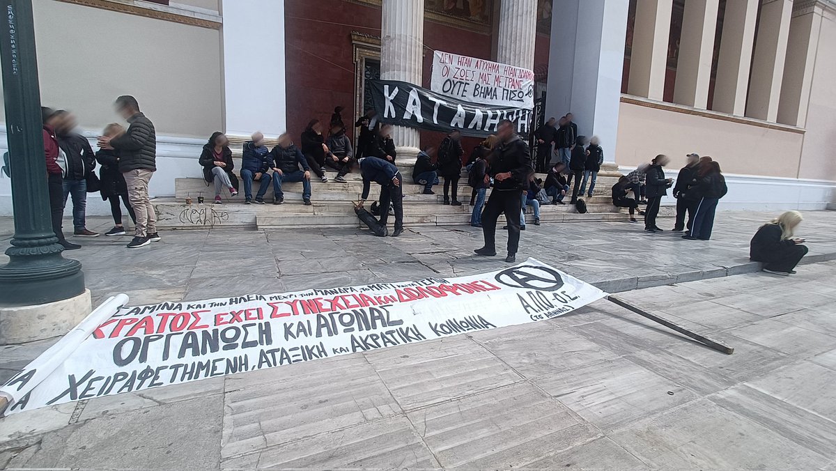laf_portal's tweet photo. [Αθήνα] Από την απεργιακή κινητοποίηση στα Προπύλαια έξω από την κατάληψη της πρυτανείας 
#antireport #laf_portal #sesaspoumasakoute https://t.co/SYCKORv6Kr