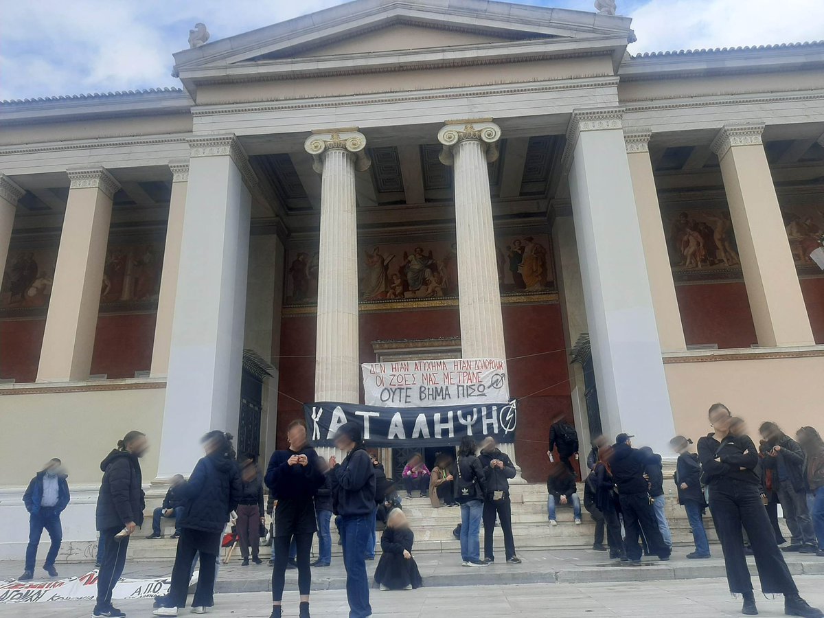 laf_portal's tweet photo. [Αθήνα] Από την απεργιακή κινητοποίηση στα Προπύλαια έξω από την κατάληψη της πρυτανείας 
#antireport #laf_portal #sesaspoumasakoute https://t.co/SYCKORv6Kr