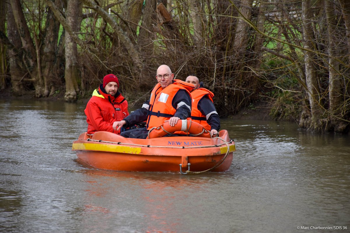 pompiers36's tweet image. #JeudiPhoto 📸 Durant 3 jours, 6 sapeurs-pompiers de l'#Indre ont suivi la formation de conduite d’embarcation nautique (#COD4) en appréhendant les différents milieux de navigation (lacs, rivières, fleuves, ...). Ils étaient encadrés par 3 formateurs.