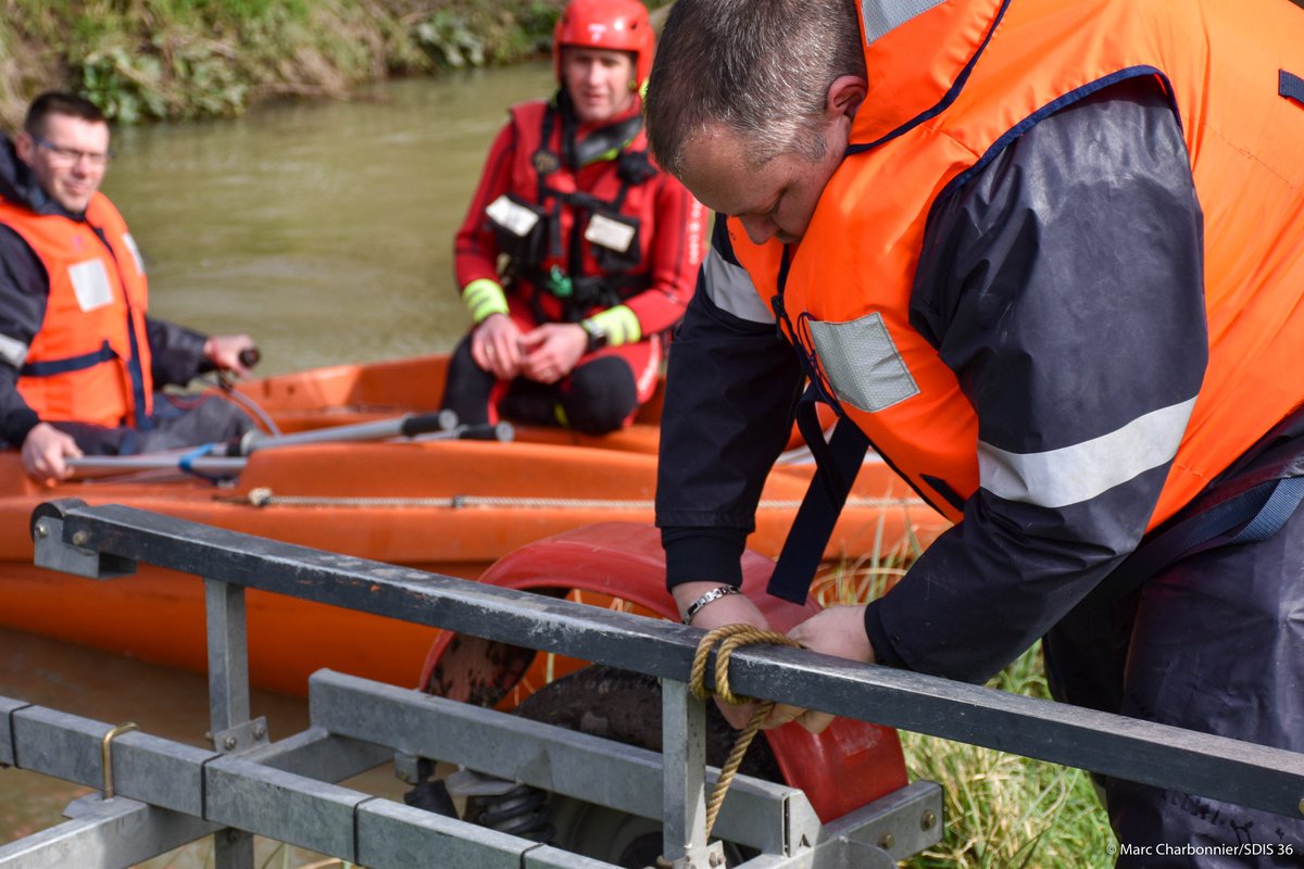 pompiers36's tweet image. #JeudiPhoto 📸 Durant 3 jours, 6 sapeurs-pompiers de l'#Indre ont suivi la formation de conduite d’embarcation nautique (#COD4) en appréhendant les différents milieux de navigation (lacs, rivières, fleuves, ...). Ils étaient encadrés par 3 formateurs.