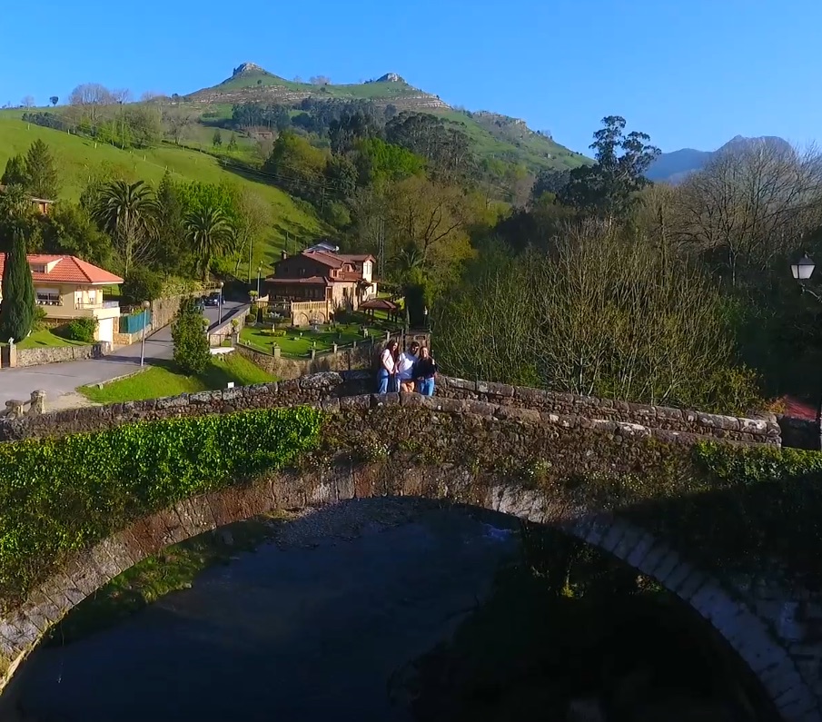 Cantabria cuenta con 20 conjuntos históricos, entre ellos destacan: Comillas, Castro Urdiales, Laredo, San Vicente de la Barquera, Tudanca, Riocorvo, Lierganes, Mogrovejo, Aguero, Alceda, Barcena Mayor, Aldea de Ebro, Carmona, Isla, Potes y Santillana del Mar