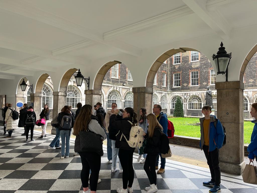 TheSerenAcademy's tweet image. Brilliant trip to London for our year 12 Seren learners earlier this week who spent two days visiting the @LSEEcon @imperialcollege and @KingsCollegeLon where they enjoyed insightful talks and tours of each of these prestigious institutions! #londonlinks #serenprogramme