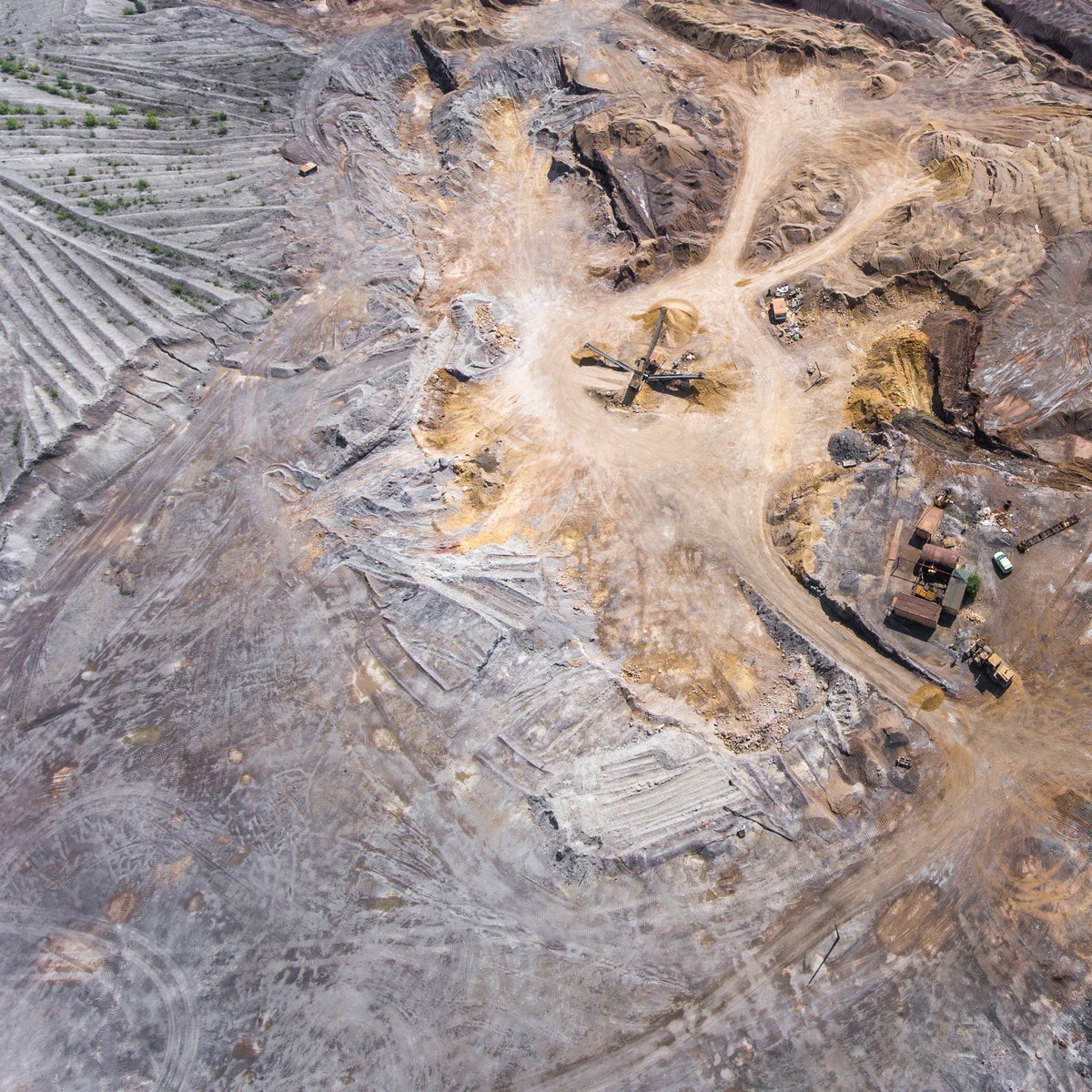 The SURRI project aims to create an international plan and set of projects for cleaning up land contaminated by radionuclides and recovering important materials, with a specific emphasis on rare earth elements.