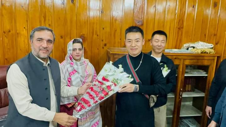 RafiqYousufzai's tweet photo. میئرمردان @HimayatMayar_ اور اے سی مردان #عائشہ_طاہر کا چائنہ سے آئے ہوئے مہمانوں #Chifu اور #چانگ کو پاکستان #مردان آنے پر پھولوں کے گلدستے پیش کئے اور پھولوں کے ہار پہنائے گئے ۔ اسی موقع پر شیرزمان آکاخیل۔ عالم آکاخیل ، محمدطفیل اور ایس ایچ او تھانہ سٹی #مقدم_خان بھی موجود https://t.co/YYDSuEWkAH
