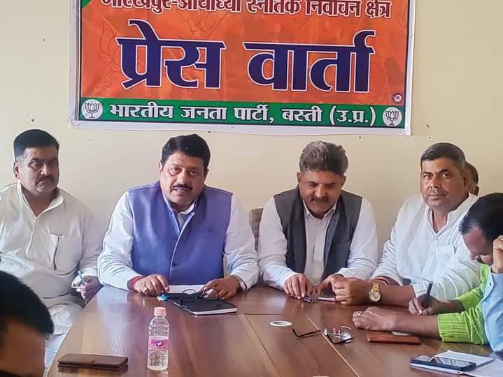 vimalbst's tweet photo. पार्टी कार्यालय बस्ती पर #बूथसशक्तिकरणआभियान को लेकर विस्तृत चर्चा कर योजना बनाईं गई।
जिसमें मा. जिलाअध्यक्ष श्री @maheshshuklabjp जी, मा.जिला प्रभारी श्री @Ashoksingh_bjp जी का मार्गदर्शन प्राप्त हुआ।
@shivprakashbjp
@BJP4UP
@idharampalsingh
#आओचलेबूथकीओर https://t.co/qLGfRwzo6f