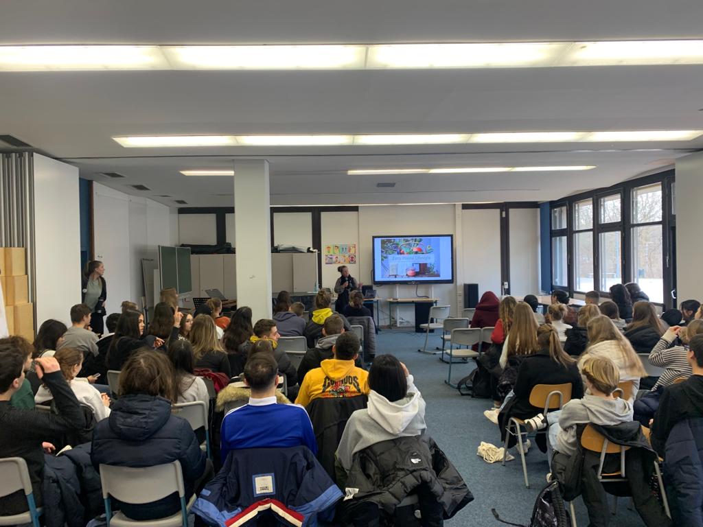 SCLSinaction's tweet photo. Zero waste lifestyle conference #schoolsinaction #climateservicelearning #servicelearning #erasmusplus #reducingcarbonfootprint https://t.co/7ODvQHLEhR