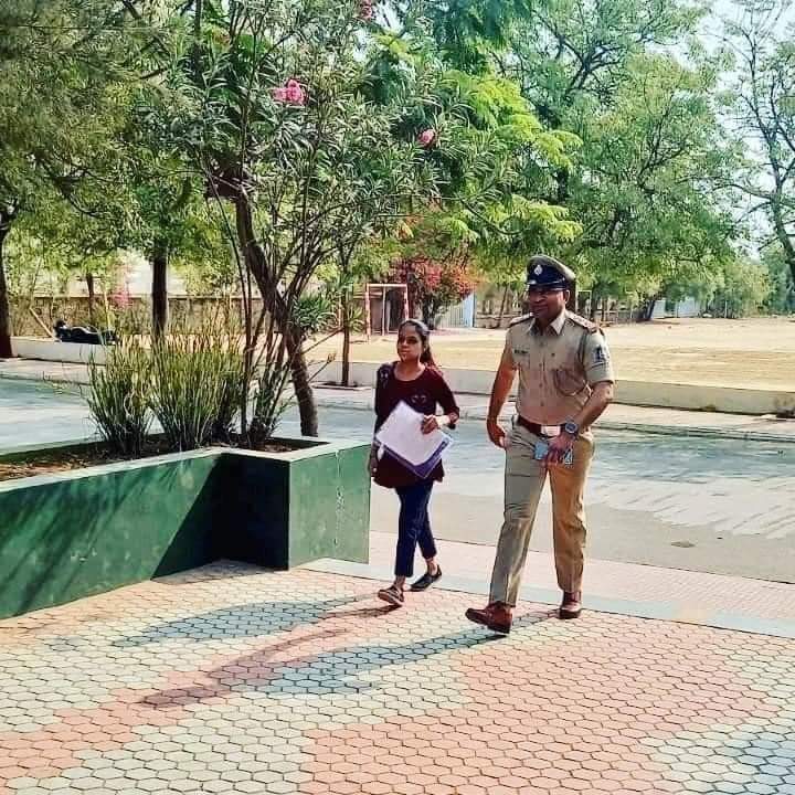 गुजरात में बोर्ड की परीक्षा चल रही है

 एक पिता अपनी बेटी को गलत परीक्षा केंद्र पर उतार कर चला गया... बेटी ने 15 मिनट तक अपना रोल नंबर खोजने की कोशिश किया फिर वहां एक पुलिस इंस्पेक्टर की ड्यूटी थी उन्होंने जब देखा कि एक छात्रा काफी देर से परेशान है तब उन्होंने उसकी हॉल टिकट लेकर