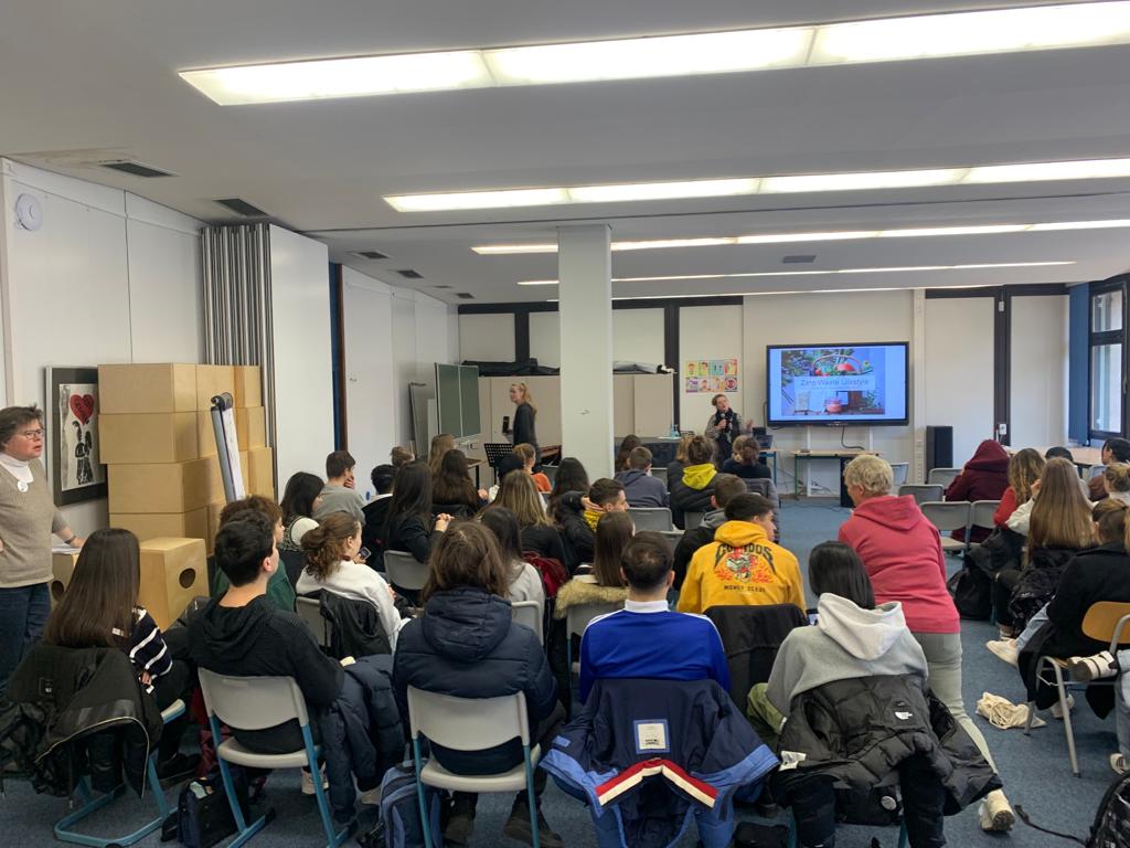 SCLSinaction's tweet photo. Zero waste lifestyle conference #schoolsinaction #climateservicelearning #servicelearning #erasmusplus #reducingcarbonfootprint https://t.co/7ODvQHLEhR