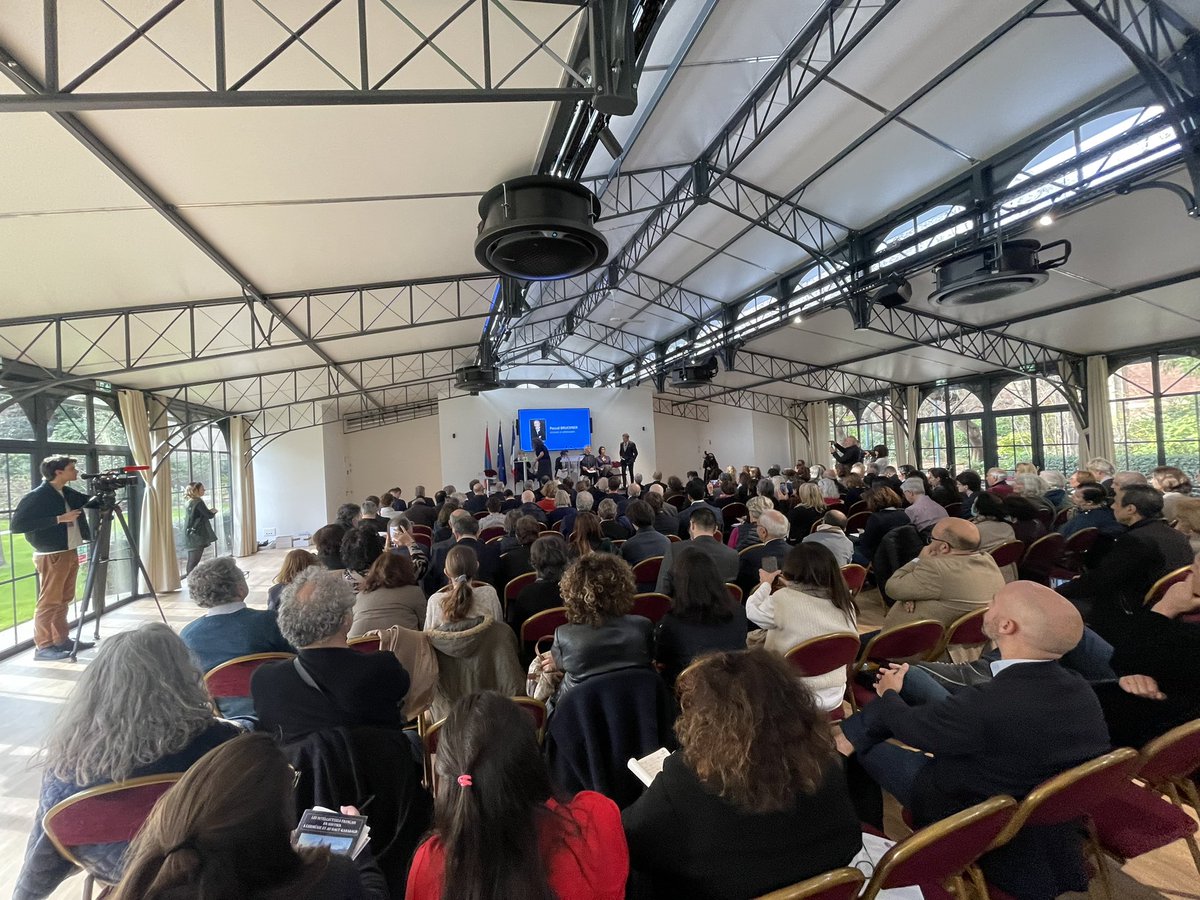 jeanpaulmulot's tweet photo. Les intellectuels en soutien à l’#Armenie &amp; au Haut-Karabagh au @Senat : « Nous avons été naïfs et avons cru que le président #Macron traduirait ses intentions, ses envolées en action».
Oui, que fait l’@Elysee ? Le Quai ? Il faut briser ce silence. Et agir. #ArmenianGenocide https://t.co/Evn7wUwh6H