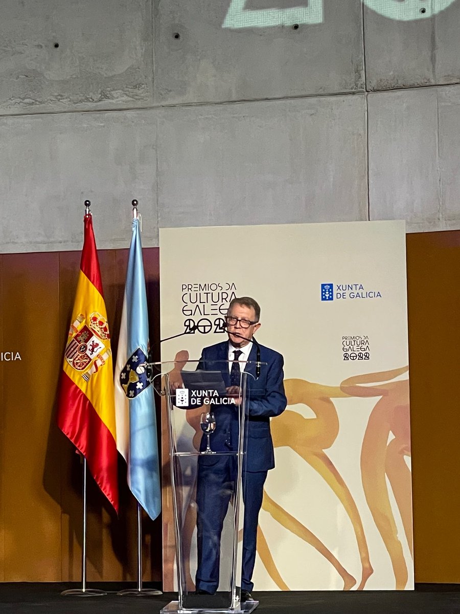 punto_gal's tweet photo. Parabéns ao presidente da @punto_gal, Manolo González @magongon2 polo #PremiosCulturaGalega2022 na categoría de #Lingua https://t.co/5WPbcAD4VR