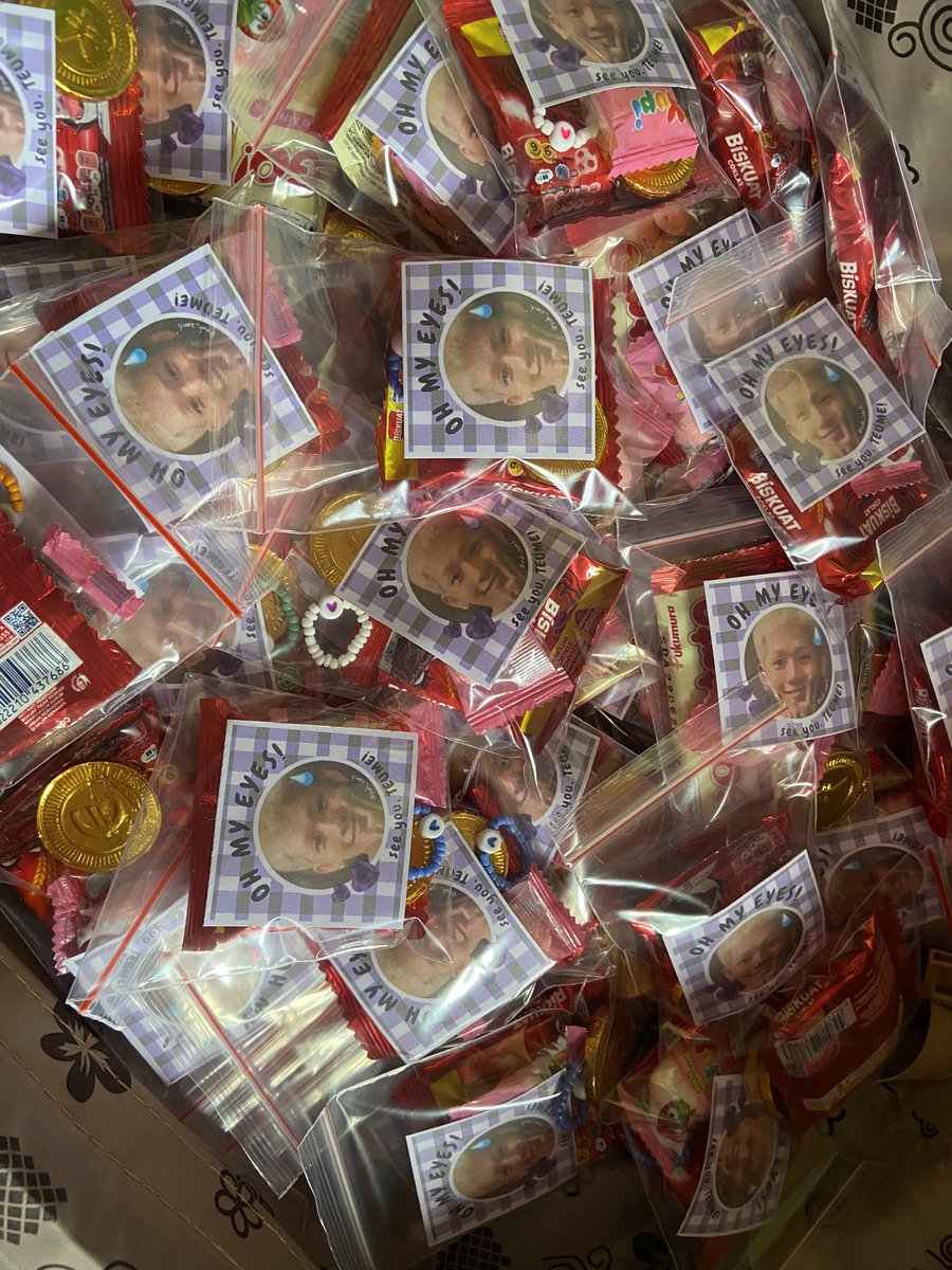 lulovekim's tweet photo. ✨freebies Treasure hello tour in Jakarta ✨

Ring beads; light green / deep blue concept 🥹🫶🏻

📅 19 Maret '23 (Day 2)
📍 ICE BSD; location TBA

Limited qty! 💀

See you Teume! 👋🏻

#TREASURE_HELLOinJKT #TREASURE_HELLO_ASIA_TOUR https://t.co/vfmtWV7n9Y