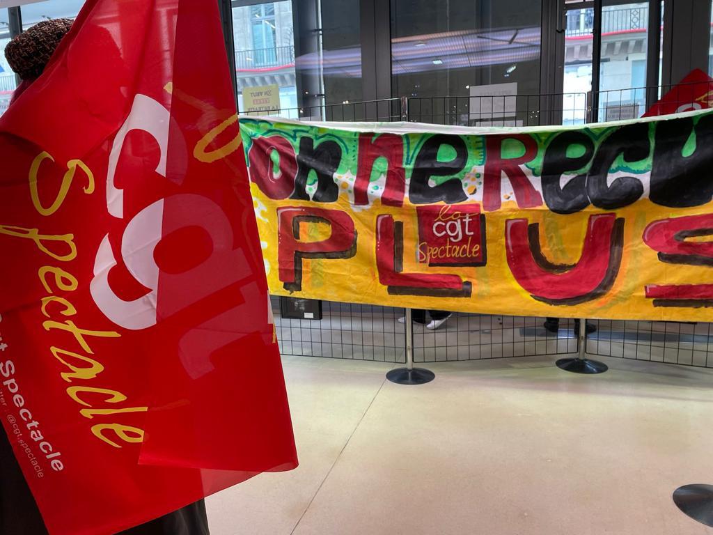 Occupation en cours au Ministère de la Culture par la CGT Culture, la CGT Spectacle et le SNJ CGT : 64 c’est NON !!!
#64ansCestNon #NonALaReformeDesRetraites #Greve16mars