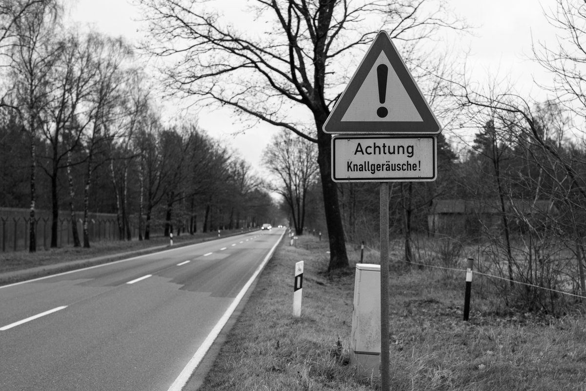 Matze Schmidt sammelt weiter Geld für das Foto-Projekt "arbeiter-organisiert" -> betterplace.me/arbeiter-organ….
Arbeitsproben gibts auf matzeschmidt.de,  z.B. das  Mini eBook _Unterlüß_ zu #Rheinmetall. Das Foto stammt daraus.