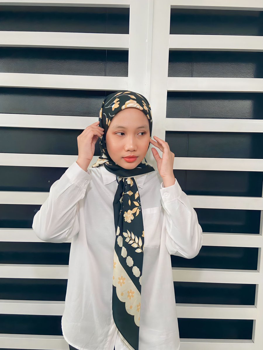 tikasyazana's tweet photo. Bayar Rm38 je tapi macam dapat 2 tudung 😵‍💫 https://t.co/M74YatdHC7