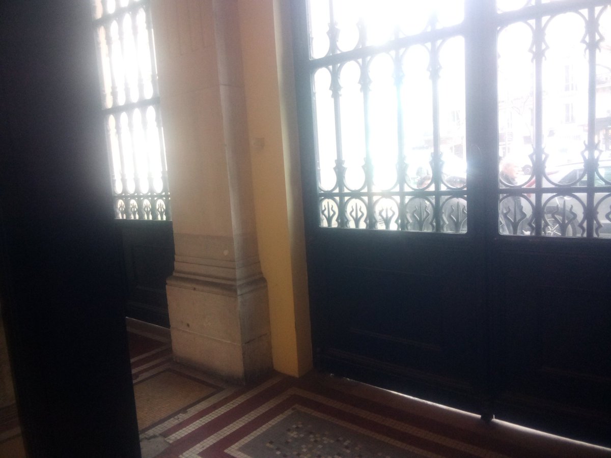 bloquerparis's tweet photo. Les syndicalistes de la bourse du travail empêchent les gens de rejoindre l'occupation ! https://t.co/ijvMUdUgAh
