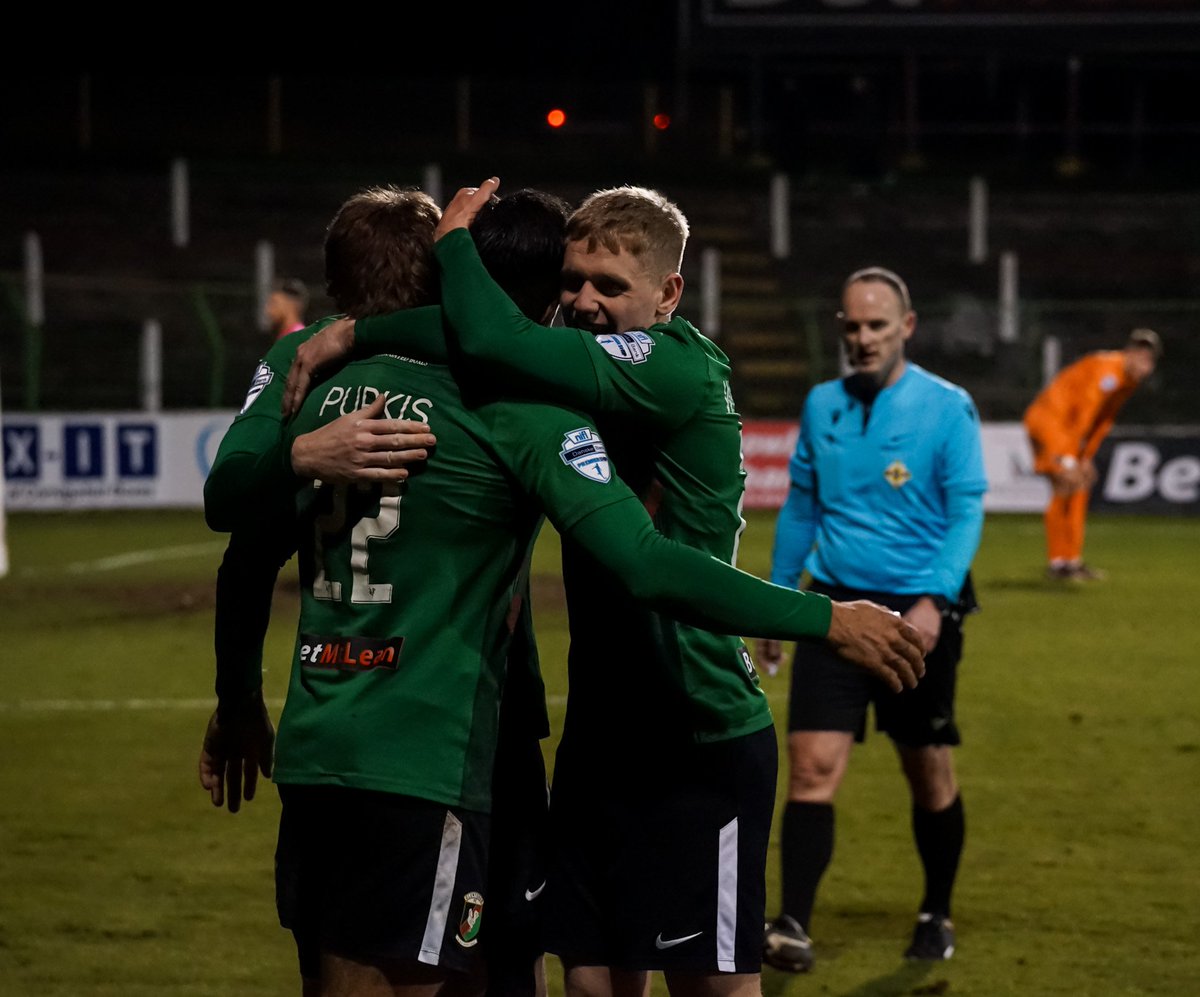 Glentoran's tweet photo. The Glens 👊

#Glentoran #COYG 💚🐓 https://t.co/XGMCUl5itC