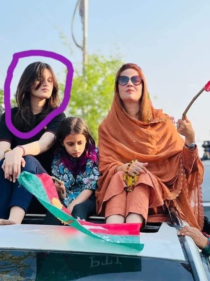 KrmTwry's tweet photo. عصر حاضر کے کربلا کا جنگ لڑنے والی کربلائی خواتین گاڑیوں کے اوپر بیٹھ کر ہمارے نادان نام نہاد انقلابیوں اور درباری مولویوں کو سر کٹانے کے لیے تیار کرتے ہوئے۔۔
ان کو دیکھ کر اس لیے تو ہمارے درباری مولوی جیل کاٹنے پر راضی ہوتے ہیں۔۔😆😄
آئے شرمیدلو https://t.co/aYdGVGUWjD