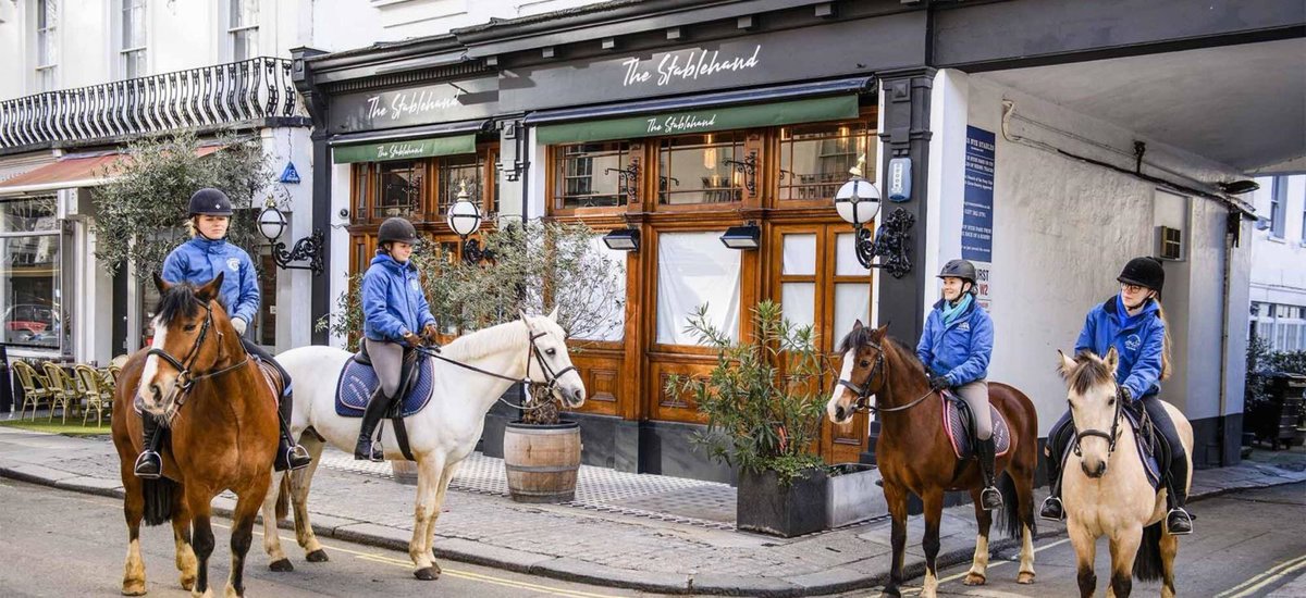 When you've finished soaking up the impeccable expertise and wondrous wares of our neighbourhood business owners, trot into The Stablehand to quench your thirst and relish some mouthwatering a la carte dining 🥂
#ConnaughtVillage #StableHandLondon