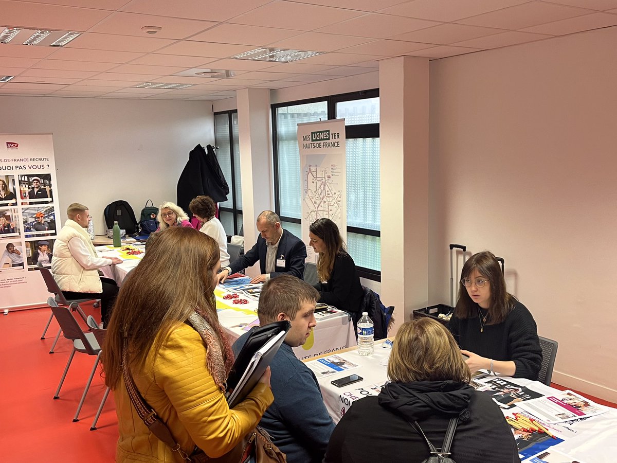quillet_arnaud's tweet photo. Ce lundi, lors du forum emploi d’Aulnoye Aymeries, 137 participants rencontrés et 120 CV récoltés par la DL TER Lille Avesnois et le recrutement.
Un beau succès et un grand merci à @BernardBaudoux pour son invitation.
 @HugoGrges @hautsdefrance @TERHDF @JeromeBodel https://t.co/eAshb1KApE