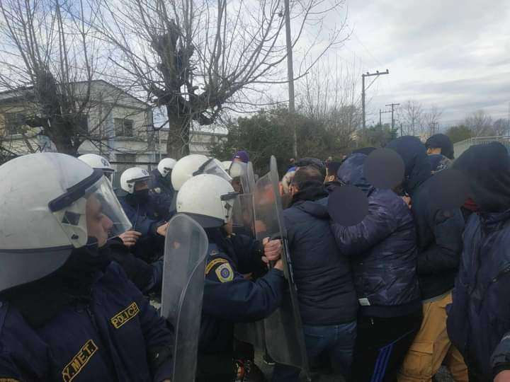 daDiaPyros's tweet photo. Απεργιακή συγκέντρωση στη Μαλαματίνα, στη Θεσσαλονίκη από  εργαζομένους διαφόρων κλαδων . Μετά από 2,5 ώρες και με συμβολή  διμοιριών των ΜΑΤ, οι απεργοσπάστες κατάφεραν να μπουν στο εργοστάσιο. #antireport #απεργία #Θεσσαλονίκη https://t.co/XcJ024Dcq5