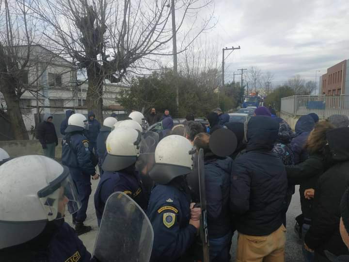 Απεργιακή συγκέντρωση στη Μαλαματίνα, στη Θεσσαλονίκη από  εργαζομένους διαφόρων κλαδων . Μετά από 2,5 ώρες και με συμβολή  διμοιριών των ΜΑΤ, οι απεργοσπάστες κατάφεραν να μπουν στο εργοστάσιο. #antireport #απεργία #Θεσσαλονίκη