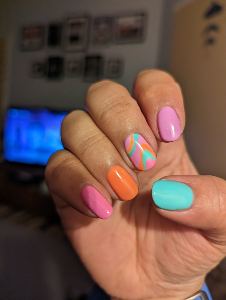 Shells_Travels's tweet image. Nobody cares and this really isn't important, but....LOOK AT MY NAILS! 

I'm obsessed 😍

I'm not very girly at all, but having my nails done for special occasions is my one little indulgence and holiday nails always bring me joy 😃