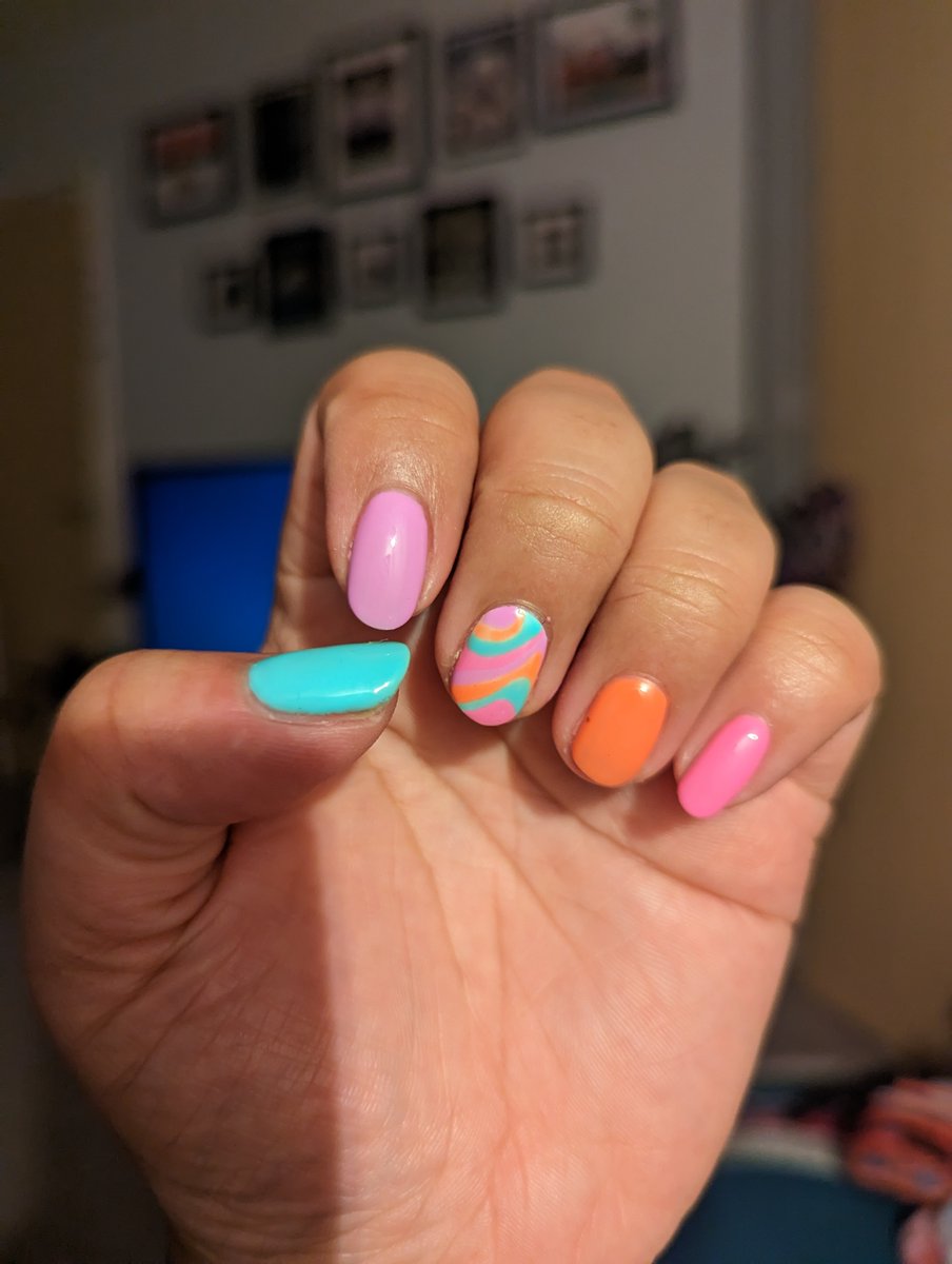 Shells_Travels's tweet image. Nobody cares and this really isn't important, but....LOOK AT MY NAILS! 

I'm obsessed 😍

I'm not very girly at all, but having my nails done for special occasions is my one little indulgence and holiday nails always bring me joy 😃