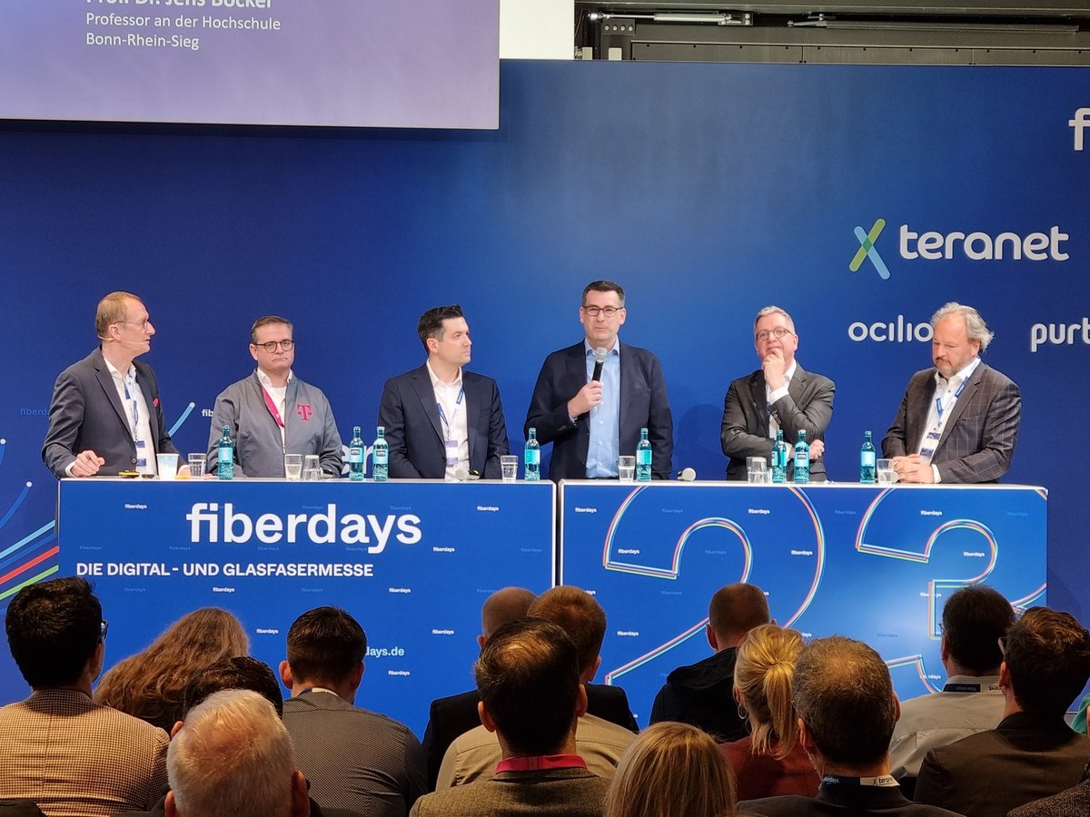 BREKOverband's tweet photo. Auf die Zusage "#Bitstrom Layer 2, können wir alles machen" der @deutschetelekom antwortet @DtGlasfaser-CEO Pfisterer "Ich freu mich auf ein Angebot von der #Telekom, das Layer 2 BSA ist." #fiberdays23 #OpenAccess https://t.co/pMJ2iBkBmg
