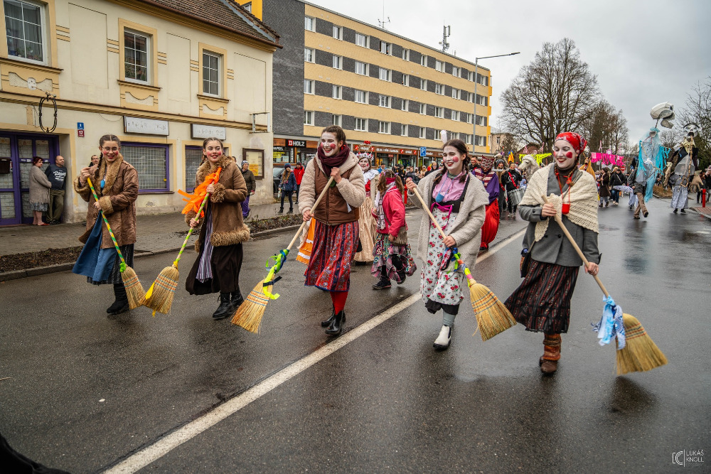LandesEchoPrag's tweet photo. Im Forum der Deutschen feiern wir #Fasching, bzw. #Masopust mit der deutschen Minderheit in #Tschechien 🎭 In #Reichenberg und Mährisch Trübau ging es lustig zu! Daneben erfahren Sie einiges über frühere Bräuche und Traditionen zur Faschingszeit! https://t.co/IQr1Hvgayn