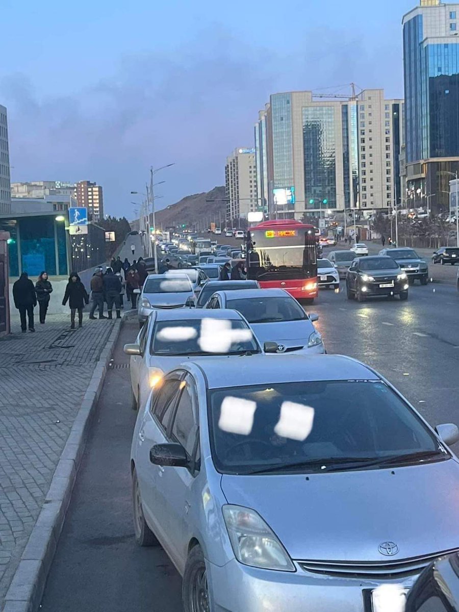 Энэ асуудлыг шийдээд өгөөч хотын даргаа!!!
Өглөө,орой автобусны буудлуудыг ж/машинууд эзгэнэчихнэ,тэгээд болоогүй бөөндөө зогсоод кармандаа гараа хийчээд тамхи татаад,шүлсээ нулимаад зогсоно,хэлхээр бүгд ална тална,элдвээр доромжлох зэргээр сүрдүүлнэ.Хүүхдүүдэд маш хэцүү!!!