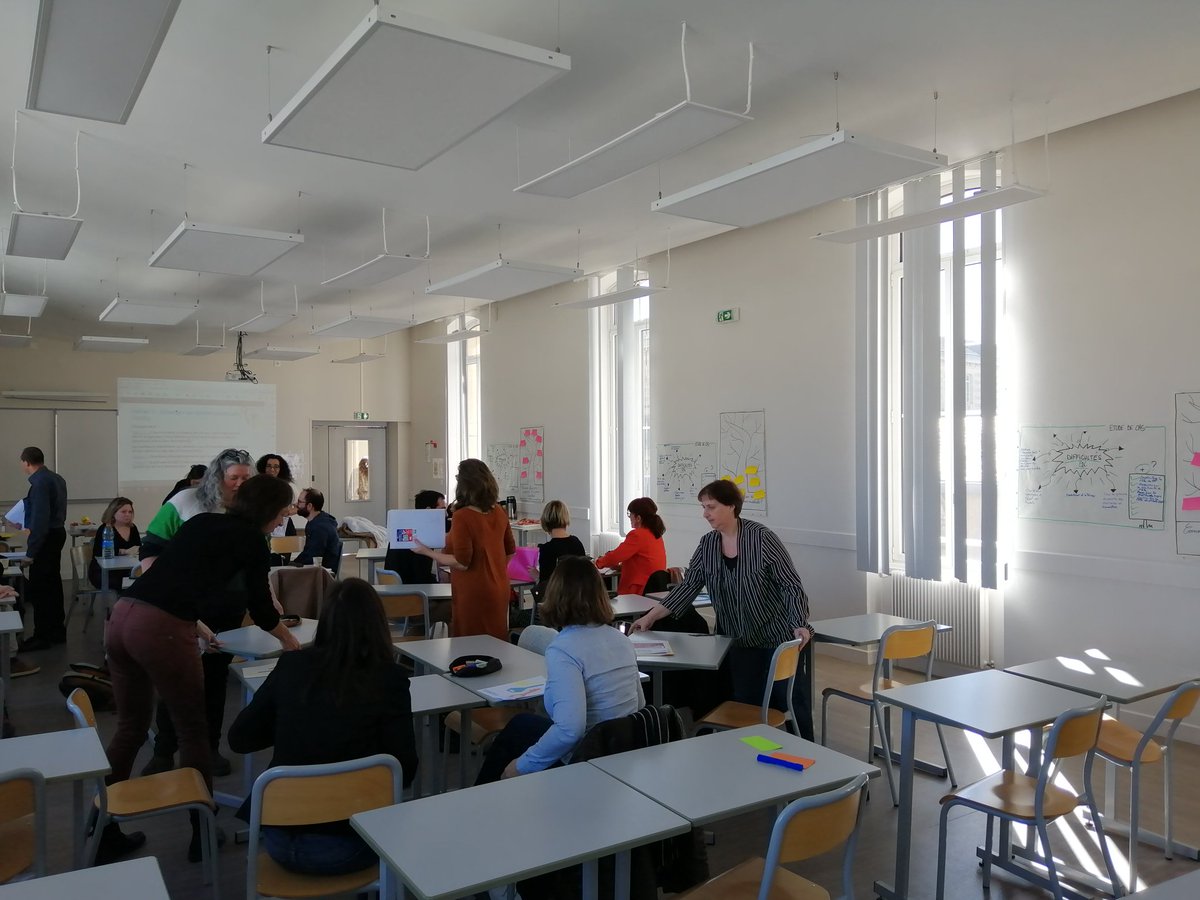 SarpouletPascal's tweet photo. Formation devoirs faits Agen, les murs commencent à se remplir, grâce au travail de chacun on identifie les questions et on propose des solutions. https://t.co/CnbRx329XS