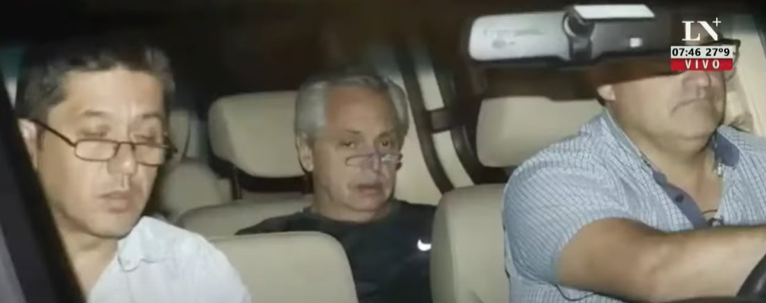 Axeldellolio's tweet image. La #SeguridadVial una verdadera #PolíticadeEstado 🥴
Las normas son para todos #Fabiola??
El uso de #CinturóndeSeguridad es optativo @alferdez ?