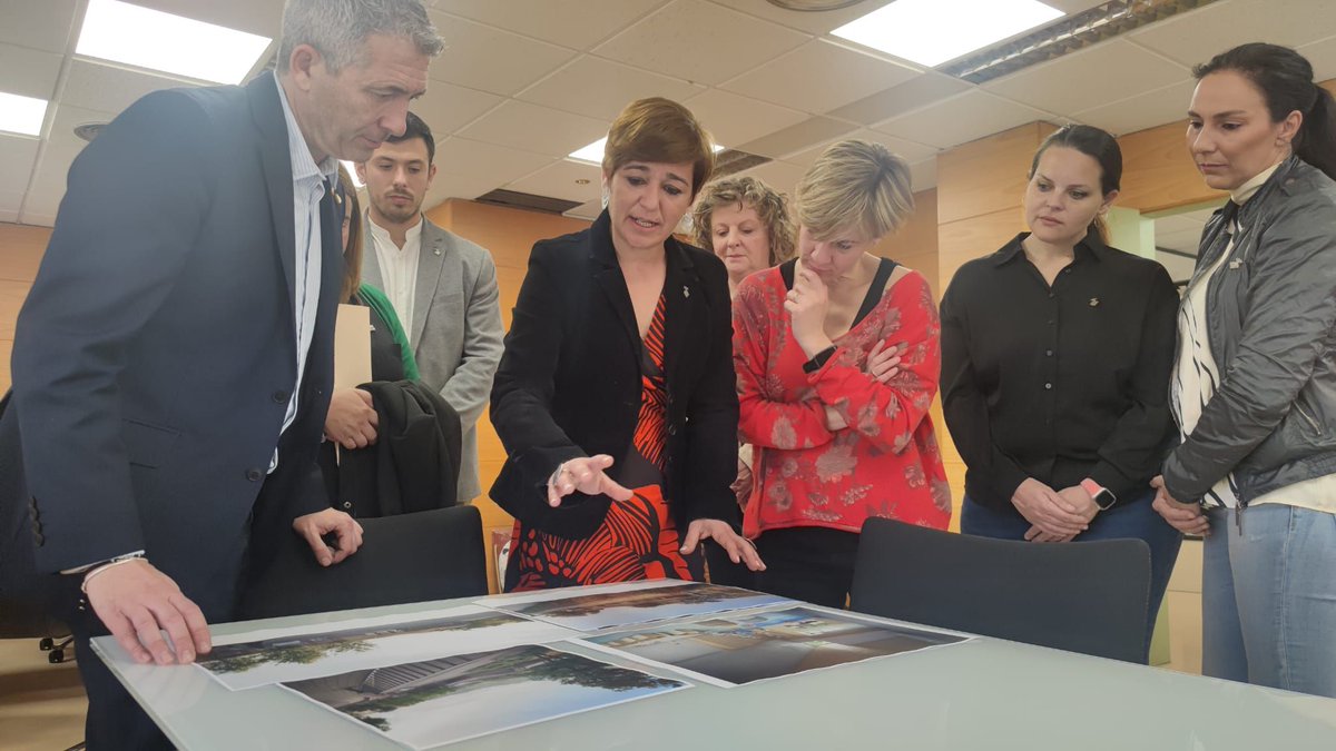 AjMontcada's tweet photo. 📌 L'alcaldessa @lauramir77 rep el conseller d'@educaciocat @JosepCambray a l'Ajuntament de Montcada i Reixac. 

➡️ El conseller visita #MontcadaiReixac amb motiu de  la inauguració de les obres d'ampliació de l'Institut @LaFerreria https://t.co/hEs69OPLU4