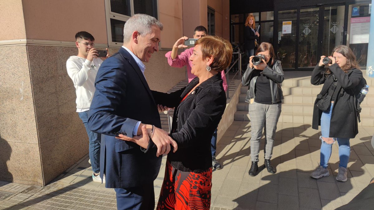 AjMontcada's tweet photo. 📌 L'alcaldessa @lauramir77 rep el conseller d'@educaciocat @JosepCambray a l'Ajuntament de Montcada i Reixac. 

➡️ El conseller visita #MontcadaiReixac amb motiu de  la inauguració de les obres d'ampliació de l'Institut @LaFerreria https://t.co/hEs69OPLU4
