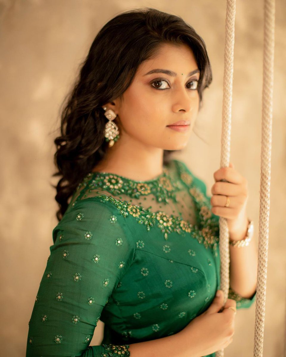 actress_mirror's tweet photo. Ammu Abhirami ✨🎉🎂 turns 23 today 🥳
#ActressMirror #HBDAmmuAbhirami https://t.co/3iiDmkwCPm