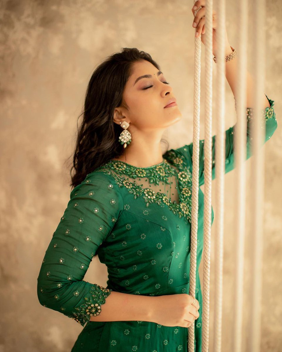 actress_mirror's tweet photo. Ammu Abhirami ✨🎉🎂 turns 23 today 🥳
#ActressMirror #HBDAmmuAbhirami https://t.co/3iiDmkwCPm