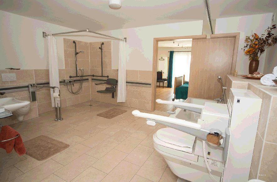 TheHolidayCots's tweet photo. Flat Spaces provides quality accommodation for disabled guests and carers overlooking the Watercress Line Steam Railway.
🛌Sleeps 1-6
https://t.co/RRruN3v6pJ 
#Ropley #Alresford #Hampshire #Quality #SelfCatering #Accessible #DisabledFacilities #StressFree https://t.co/KoGdTBDhwb