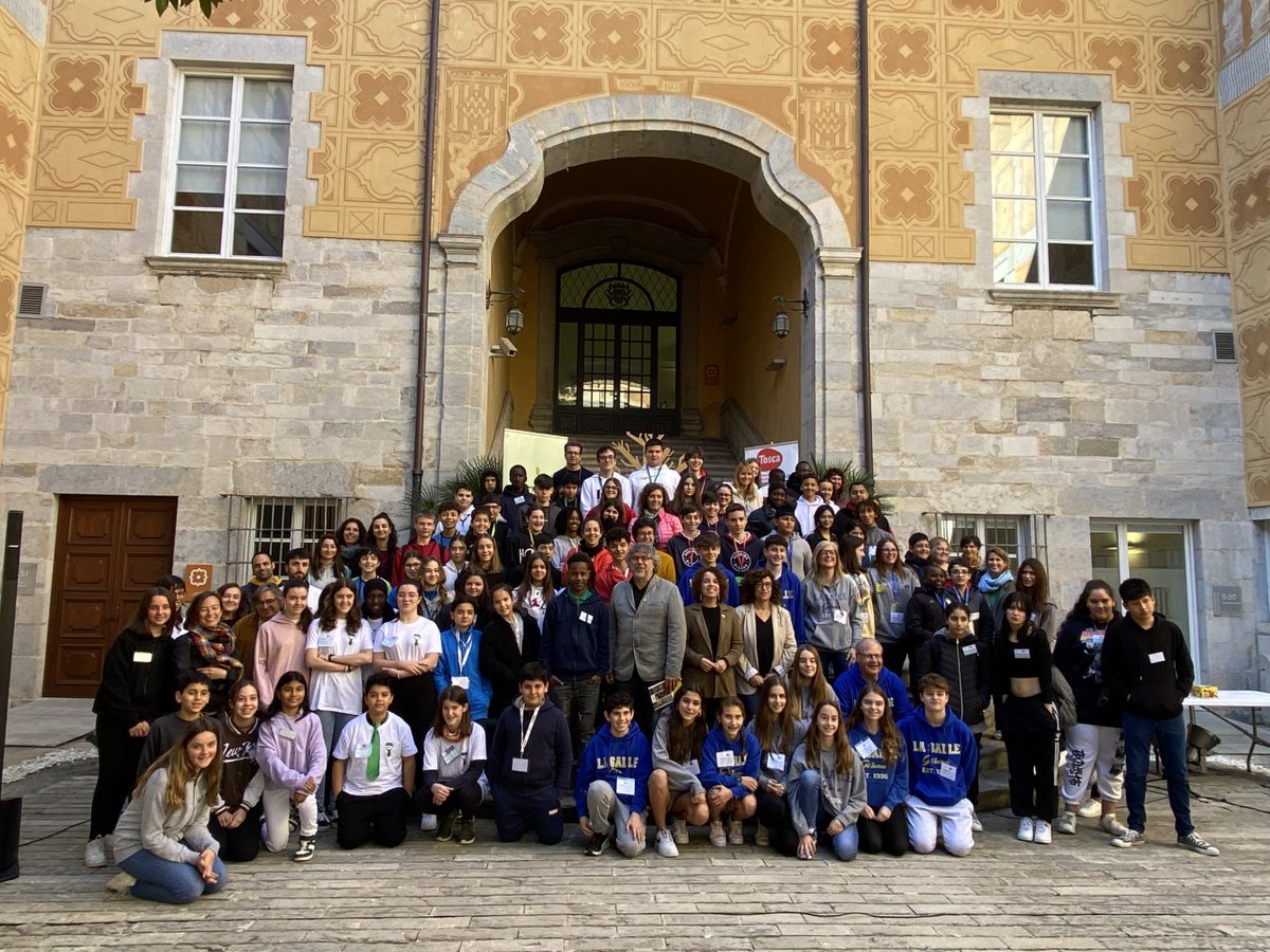govgirona's tweet photo. La delegada, @laia_co, la directora dels ST d'@accioclimatica, Elisabet Sánchez, i el director dels ST d'@educaciocat, @adammanye, han inaugurat aquest matí la jornada d'intercanvi dels centres de secundària de #comarquesgironines del programa #EscolesVerdes, al #PatiMagnòlies https://t.co/zka7rK44zJ
