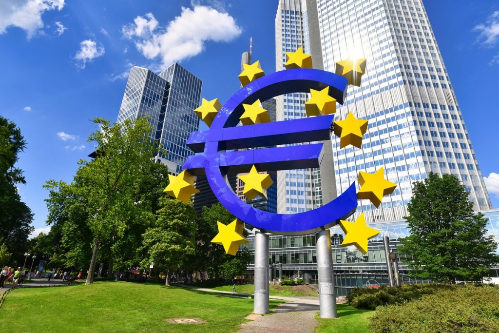 Crypto__Goku's tweet photo. M. Guindos, vice président de la Banque Centrale Européenne déclare aux ministres que certaines banques de l'UE pourraient être vulnérables 🇪🇺 https://t.co/AoUiLvcHNI