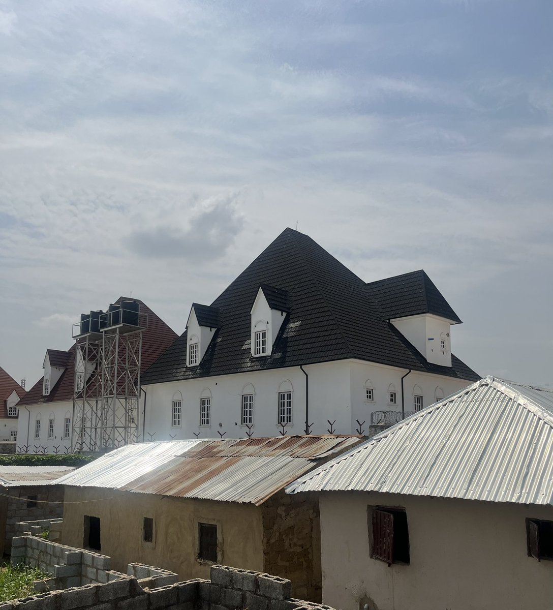 Cleopas2022's tweet photo. What do you understand,just looking at this picture of this old and new building https://t.co/TdgiLx1ZGO