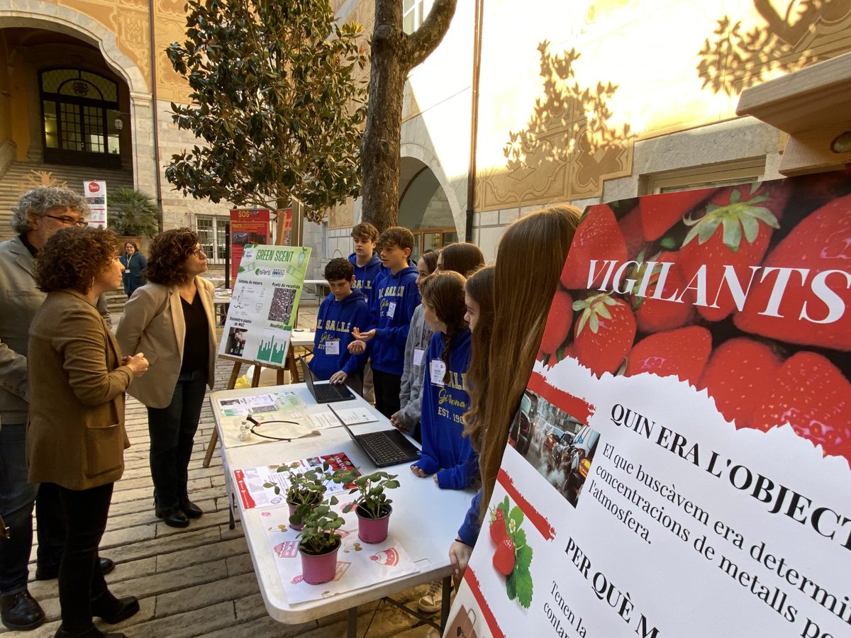 govgirona's tweet photo. La delegada, @laia_co, la directora dels ST d'@accioclimatica, Elisabet Sánchez, i el director dels ST d'@educaciocat, @adammanye, han inaugurat aquest matí la jornada d'intercanvi dels centres de secundària de #comarquesgironines del programa #EscolesVerdes, al #PatiMagnòlies https://t.co/zka7rK44zJ