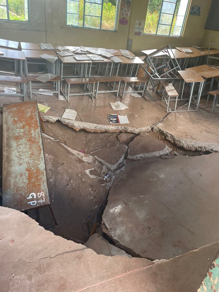 InfoMinZW's tweet photo. *Kwekwe District*
A classroom at Globe and Phoenix Primary School has collapsed, injuring 14 grade five children. The floor collapsed as a result of the illegal gold mining activities happening underneath the school. https://t.co/aPZ4GXWCmI