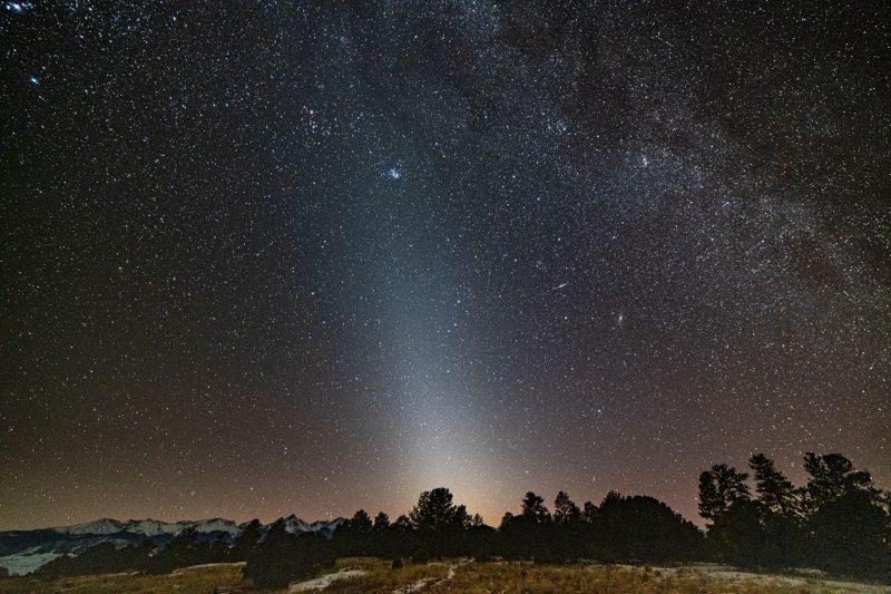 rodrigogpeinado's tweet photo. ¿Es el cielo nocturno realmente negro? Si nos alejamos de la contaminación lumínica, prestamos atención y sabemos dónde mirar, podemos encontrarnos con alguna sorpresa.

Va #astrohilo sobre las diferentes luces que pueden observarse durante la noche 🧵👇 https://t.co/GT4J5WPPqZ