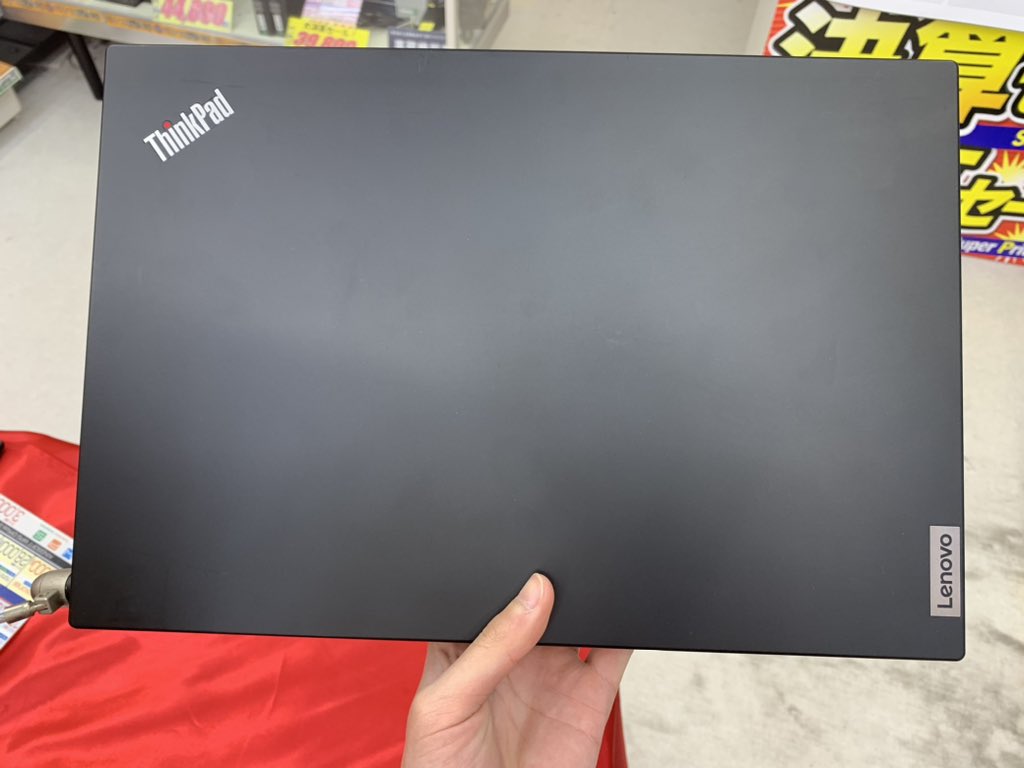 PCcomfullAKB4's tweet image. 今週の秋葉原4店舗共通セール！
②【ThinkPad L15】
第10世代i5搭載のThinkPad！従来のLシリーズと比べて薄型で、スタイリッシュな筐体✨
とにかくキーボードの打ち心地がいいので、事務用途にぜひ⌨️
全体的に状態もかなり良いです👍
🟦Windows11対応🟦

在庫は50台！
#Lenovo #ThinkPad #L15