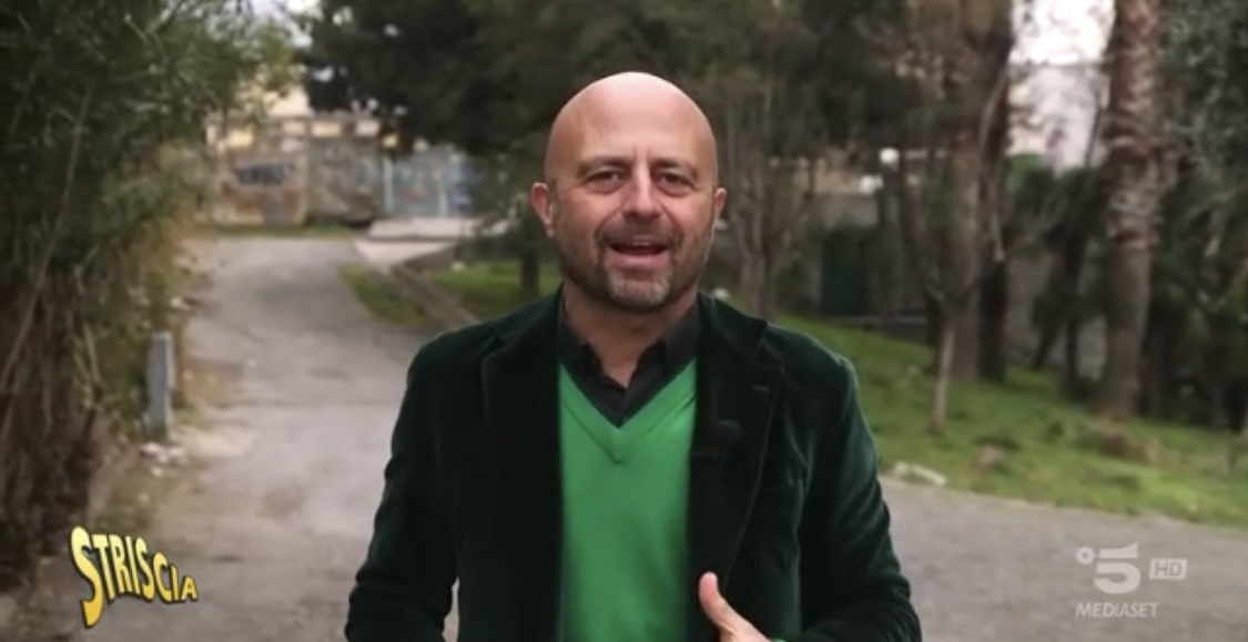 gazzettanapoli's tweet image. L'inviato incontra una signora che dice di avere poteri  sovrannaturali: parla con i morti, aiuta gli studenti a superare gli  esami, confonde i ...
.
#canale5 #cronaca #lucaabete #napoliattualità #newsnapoli #notizienapoli #stregoneria

gazzettadinapoli.it/notizie/luca-a…