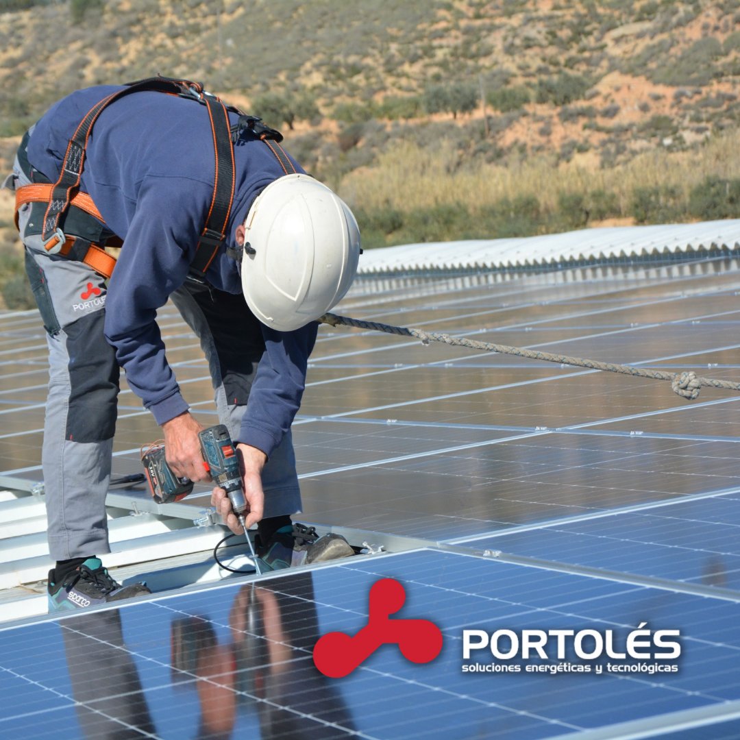 meportoles's tweet photo. 🙋‍♂️ ¡Buenos y soleados días! 😉👌 

Ideal para ponernos en marcha con un nuevo proyecto de #autoconsumo en el que instalaremos 3️⃣0️⃣3️⃣ módulos fotovoltaicos de 450W, en una nave de explotación frutícola del #bajocinca

HILO 👇 https://t.co/wvEBelpfv6