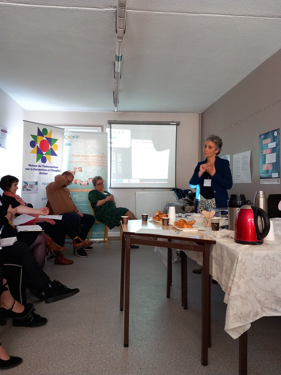 Via_Competences's tweet image. 📸 EN DIRECT : L’équipe de Via Compétences est ce matin au CIDFF-MIFE Drôme de #Valence (26) dans le cadre des Matinales du #SPRO. L’occasion d’en apprendre plus sur les questions abordées dans les parcours d’#accompagnements individuels ou collectifs. 

#orientation