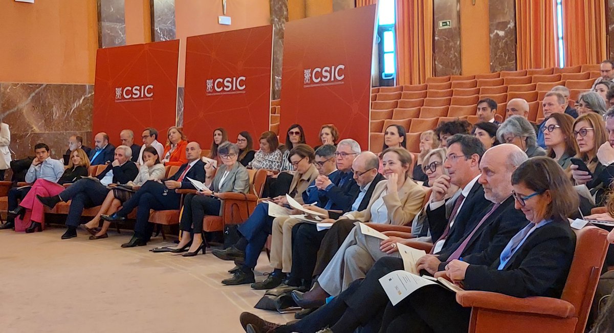 CSIC's tweet photo. "El CSIC produce conocimiento científico multidisciplinar preparado para actuar en la consecución de políticas públicas que enfrenten los retos sociales que nos acucian", señala la presidenta del CSIC, @delPinoE, en el encuentro CSIC-JRC
#Science4Policy
#CSIC_JRC https://t.co/nvfCdmkPuX